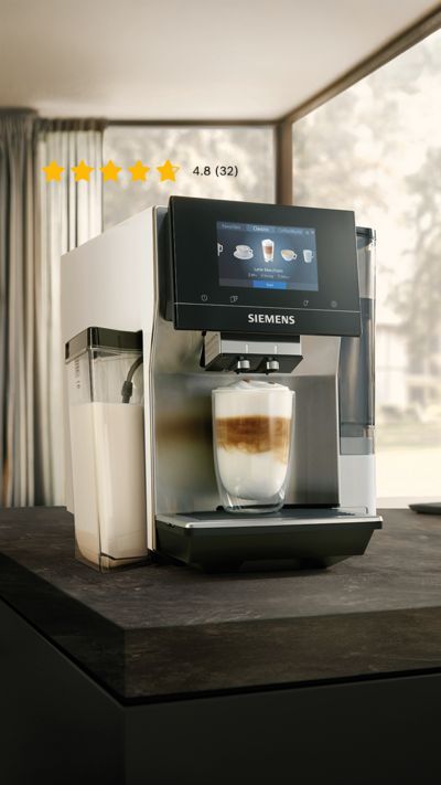 Ein Siemens EQ700 Kaffeevollautomat steht auf einer Küchenarbeitsplatte.