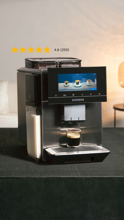 Ein Siemens EQ900 Kaffeevollautomat steht auf einer Küchenarbeitsplatte.