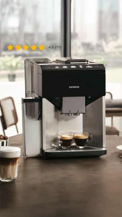 Ein Siemens EQ500 Kaffeevollautomat steht auf einem Küchentisch.