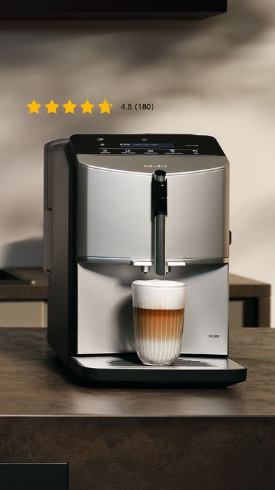 Ein Siemens EQ300 Kaffeevollautomat steht auf einer Küchenarbeitsplatte.