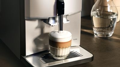 Eine fertige  Kaffeespezialität aus dem Siemens EQ300 Kaffeevollautomaten.