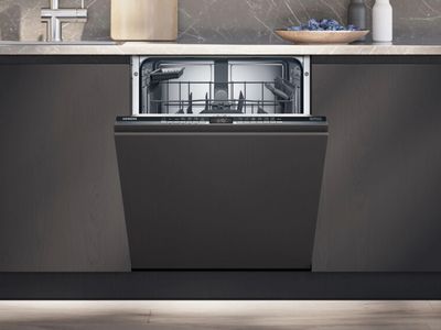 Slanke zwarte 3D-printer in een donkere studio setting, die zijn geavanceerde technologie en design laat zien. 