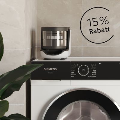 Siemens Waschmaschine mit externen Mikroplastikfilter und Hinweis auf aktuelle Aktion mit 15 % Rabatt auf Zubehör im Siemens Online Shop