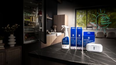 Fresh Protect und Reinigungsmittel auf einem eleganten dunklen Küchentisch mit einer dunklen Küche im Hintergrund.