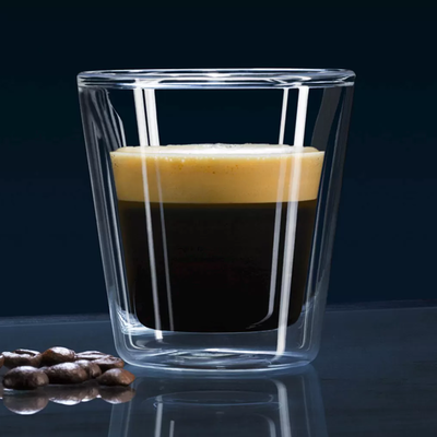 Espressokopje met dikke goudkleurige cremelaag.