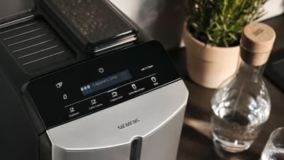 
       Zbliżenie panelu sterowania ekspresu do kawy Siemens EQ300.
      