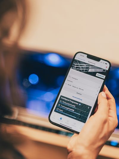 Vernetzte Geschirrpflege, gesteuert mit einem Smartphone
