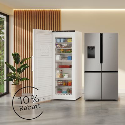 Heller, sommerlicher Raum mit Siemens Kühlgeräten und dem Hinweis auf die aktuelle Aktion mit 10 % Rabatt im Siemens Online Shop 