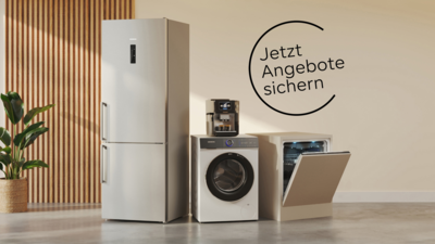 Eine moderne Küchenszene mit einem Siemens-Kühlschrank, einer Waschmaschine, einer Kaffeemaschine und einem Geschirrspüler – ergänzt durch einen Werbetext "Jetzt Angebote sichern"