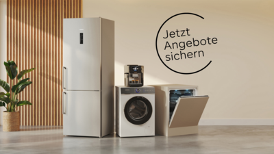 Eine moderne Küchenszene mit einem Siemens-Kühlschrank, einer Waschmaschine, einer Kaffeemaschine und einem Geschirrspüler – ergänzt durch einen Werbetext "Jetzt Angebote sichern" 