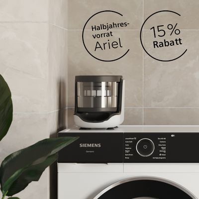 Siemens Waschmaschine mit externen Mikroplastikfilter und Hinweis auf aktuelle Aktion mit 15 % Rabatt auf Zubehör und gratis Ariel Waschmittel im Siemens Online Shop