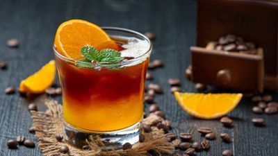 freshpresso w szklance na ciemnym stole