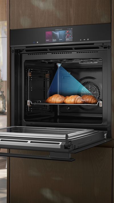 Technologie, die intuitiv das Richtige tut: Der Siemens studioLine Backofen mit integrierter Kamera erkennt das Gericht und schlägt die optimale Zubereitungsart vor.
