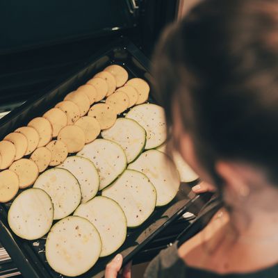 Un type contient un sac à dos avec des courgettes cuites et des cartons à l'arrière du bureau.