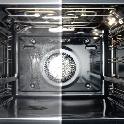 Un four Siemens iQ700 studioLine, intégré dans une cuisine moderne au design sombre.