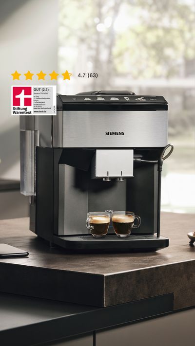 Ein Siemens EQ500 Kaffeevollautomat steht auf einem Küchentisch.