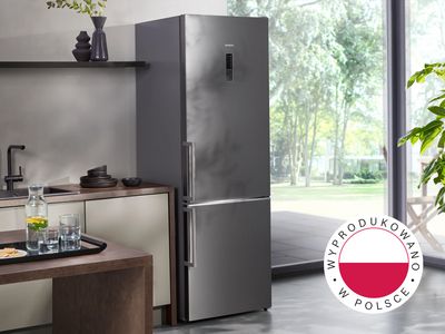 Okap kuchenny Siemens Made in Germany zainstalowany nad płytą grzewczą w nowoczesnej drewnianej zabudowie kuchennej.