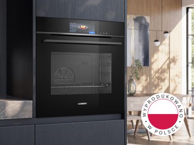 Piekarnik do zabudowy Siemens Made in Germany w nowoczesnej kuchni z drewna, zintegrowany na wysokości wzroku obok zlewu.