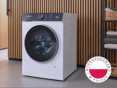 Okap kuchenny Siemens Made in Germany zainstalowany nad płytą grzewczą w nowoczesnej drewnianej zabudowie kuchennej.