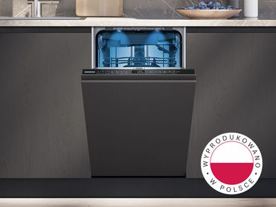 Wypełniona zmywarka Siemens Made in Germany z otwartymi drzwiczkami, zainstalowana w nowoczesnej drewnianej szafce kuchennej.