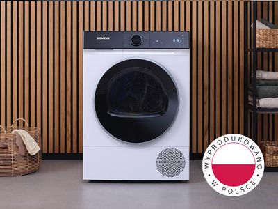 Pralka Siemens Made in Germany we wnęce w nowoczesnym salonie z drewnianymi panelami.