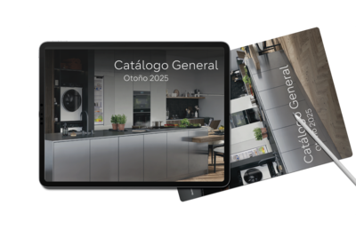 Moderno interior de cocina con armarios de madera, electrodomésticos y catálogo de visualización de tabletas.