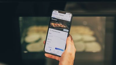 Smartphone, das das Kamerabild vom Inneren des Backofens anzeigt.