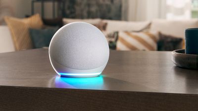 Auf einem Tisch steht ein weißer Amazon Echo Dot der 5. Generation.