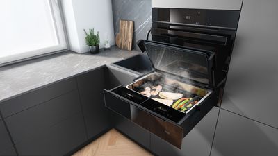 Siemens Dampfschublade unter einem iQ700 Backofen eingabaut.