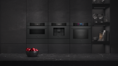 Siemens Matt Edition Einbauger&auml;te in Schwarz matt, bestehend aus Backofen, Mikrowellenbackofen und Kaffeevollautomat, integriert in eine moderne K&uuml;che mit matten Fronten und dunkler Arbeitsplatte.