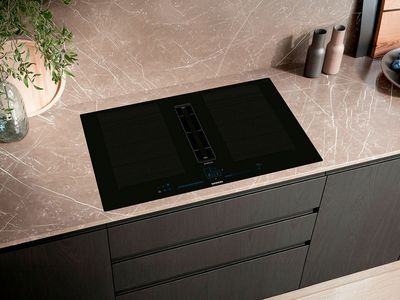 Siemens induktiotaso liesituulettimella asennettuna ty&ouml;tasoon.