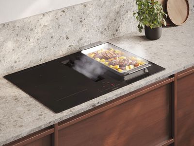 Siemens induktiotaso liesituulettimella asennettuna ty&ouml;tasoon.