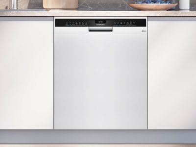 Siemens astianpesukone integroituna ty&ouml;tason alle kahden valkoisen kaapin v&auml;liin.