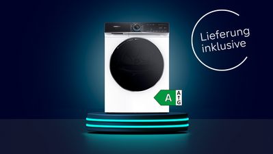 Dunkelblauer Raum mit erleuchtetem Podest, auf dem ein Siemens Trockner steht und der Hinweis, dass die Lieferung im Siemens Online Shop kostenlos ist