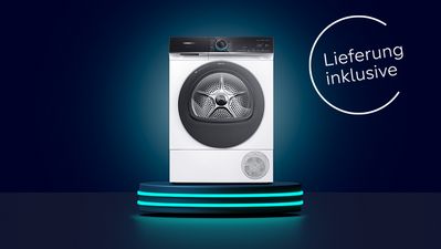 Dunkelblauer Raum mit erleuchtetem Podest, auf dem ein Siemens Trockner steht und der Hinweis, dass die Lieferung im Siemens Online Shop kostenlos ist