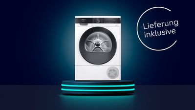 Dunkelblauer Raum mit erleuchtetem Podest, auf dem ein Siemens Trockner steht und der Hinweis, dass die Lieferung im Siemens Online Shop kostenlos ist