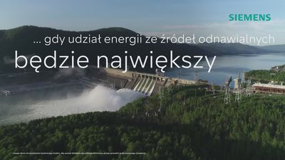 Widok z góry na turbiny wiatrowe na zielonym polu.