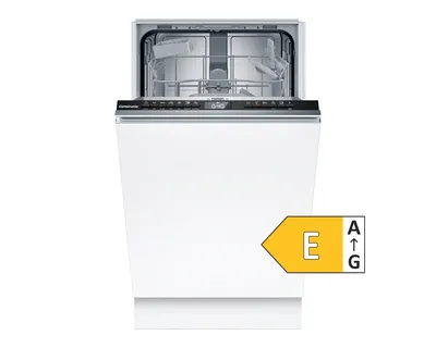 Offene weiße Spülmaschine mit sichtbaren leeren Rosten, die die Steuerfeldtasten oben zeigt. Schlankes, modernes Design in einer Küchenszene.