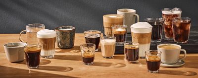 Kubki i szklanki z roznymi rodzajami kawy na blacie