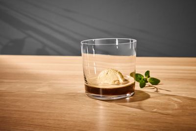 Szklanka z kawa affogatto na blacie