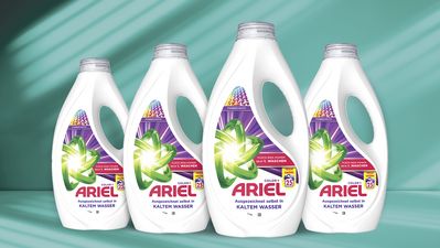 Frontaufnahme einer Siemens Waschmaschine. Auf der Waschmaschine stehen 4 Flaschen Ariel Flüssigwaschmittel.