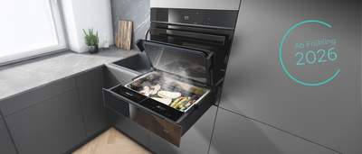 Mehrere Siemens iQ700 Einbauger&auml;te in einer modernen K&uuml;che mit dunkler Front und dezent visualisierter Luftstr&ouml;mung am Backofen.