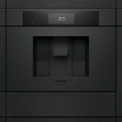 Een modern matzwart Siemens inbouwapparaat met een digitaal display dat de tijd en datum aangeeft, perfect voor moderne keukens.