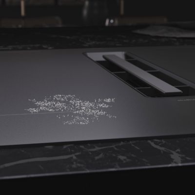 Close-up van een  zwart oppervlak bestrooid met suiker.