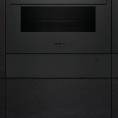Close-up van een  matzwarte Siemens inbouwoven met een minimalistisch ontwerp, digitale bedieningselementen en een elegante glazen deur. 