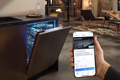 Vista a&eacute;rea de turbinas e&oacute;licas en un campo verde