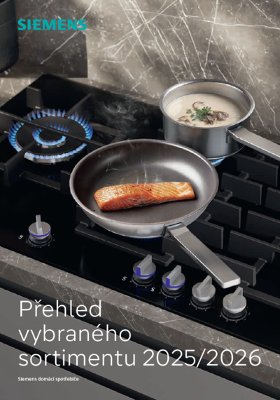 Modern&iacute; kuchyně s elegantn&iacute;m ostrůvkem, pracovn&iacute; deskou a otevřen&yacute;mi policemi, se stylov&yacute;m n&aacute;čin&iacute;m a dekoracemi. 