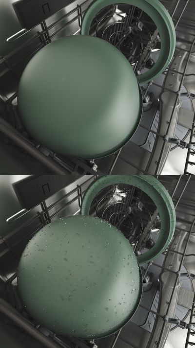 Een vergelijkende afbeelding van twee groene bolvormige objecten in een vaatwasser, &eacute;&eacute;n droog, de andere nat met waterdruppels.