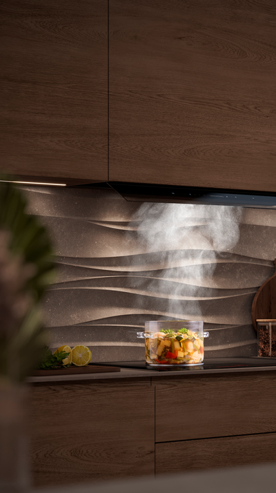 Moderne K&uuml;che mit Holzschr&auml;nken und strukturiertem Spritzschutz. Unter einer Dunstabzugshaube steigt Dampf aus einem Kochtopf auf dem Herd auf.