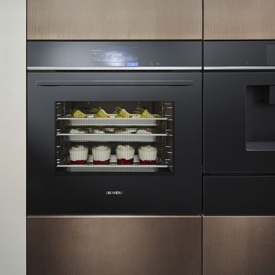 Trouba Siemens se skleněn&yacute;mi dv&iacute;řky ukazuj&iacute;c&iacute; pečen&eacute; v&yacute;robky a dezerty na třech ro&scaron;tech.   